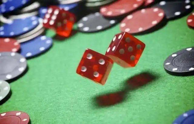 Mobile screen showing live chat interaction during an Allbet blackjack session